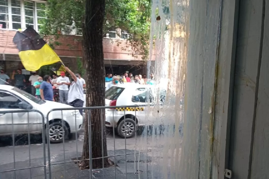 INCIDENTES. Los vidrios exteriores del Concejo sufrieron huevazos de taxistas indignados. Foto: Prensa HCD