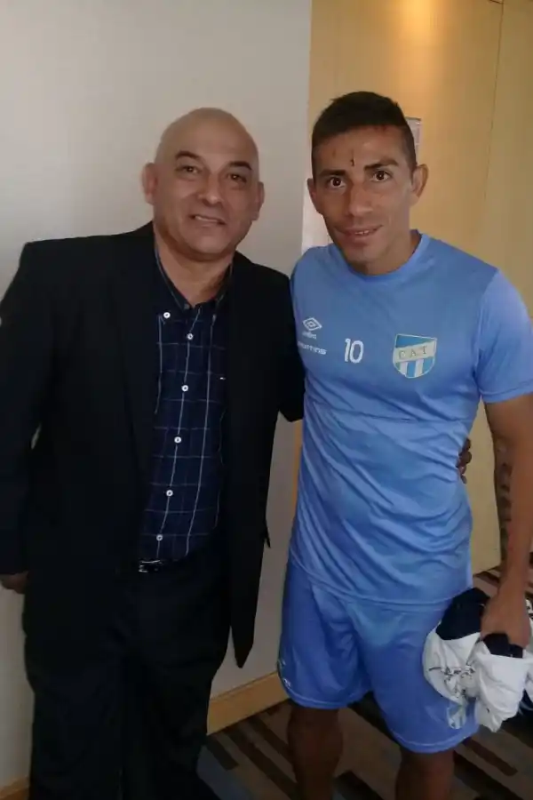 CON EL “BEBÉ”. Andrada posa con uno de los más bromistas del plantel, según él. 