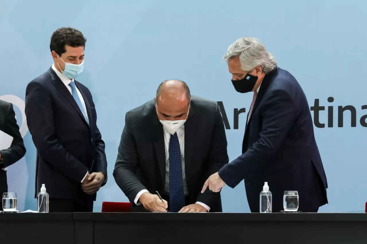 EN CAPITAL. Manzur, acompañado por Wado de Pedro y Fernández, firmó el Consenso Fiscal. 