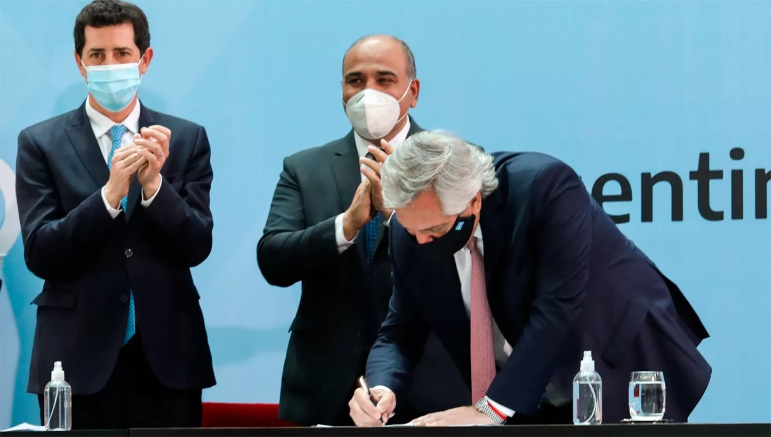 Manzur firmó el Consenso Fiscal, elogió a Fernández y le tiró un palo a Larreta