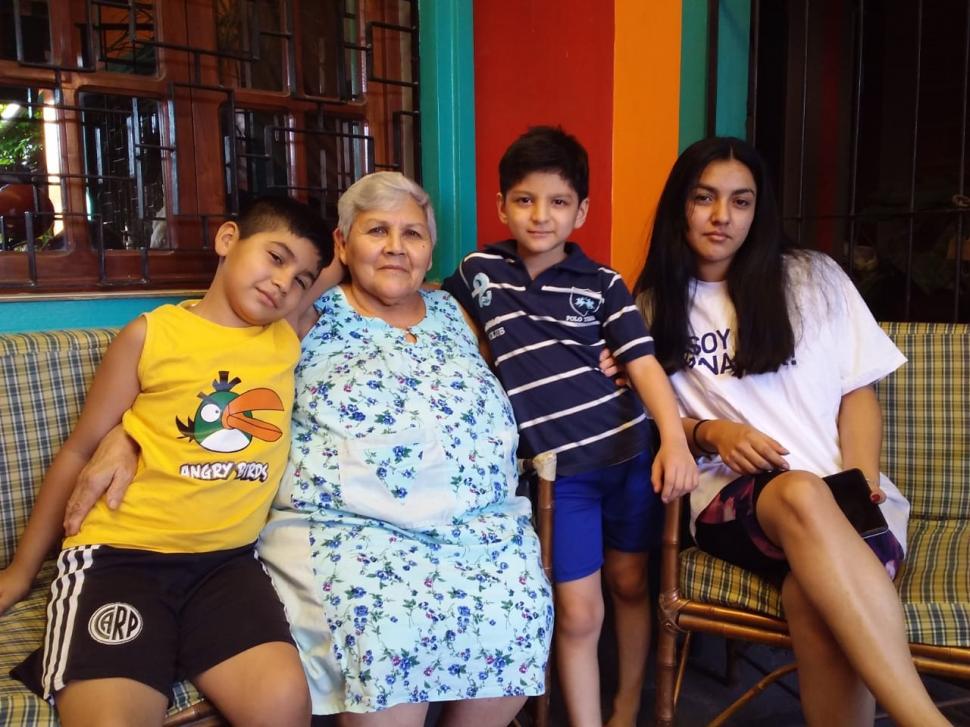 FELICES. Dolores Juárez junto a algunos de sus nietos.  