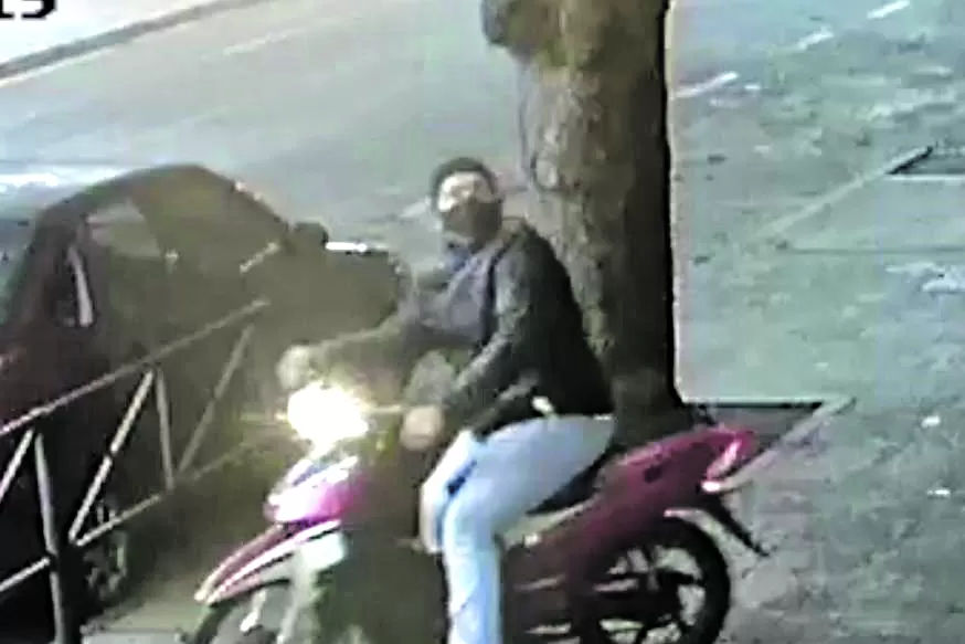 TRANQUILO. El asaltante en el momento que estaciona su moto. 