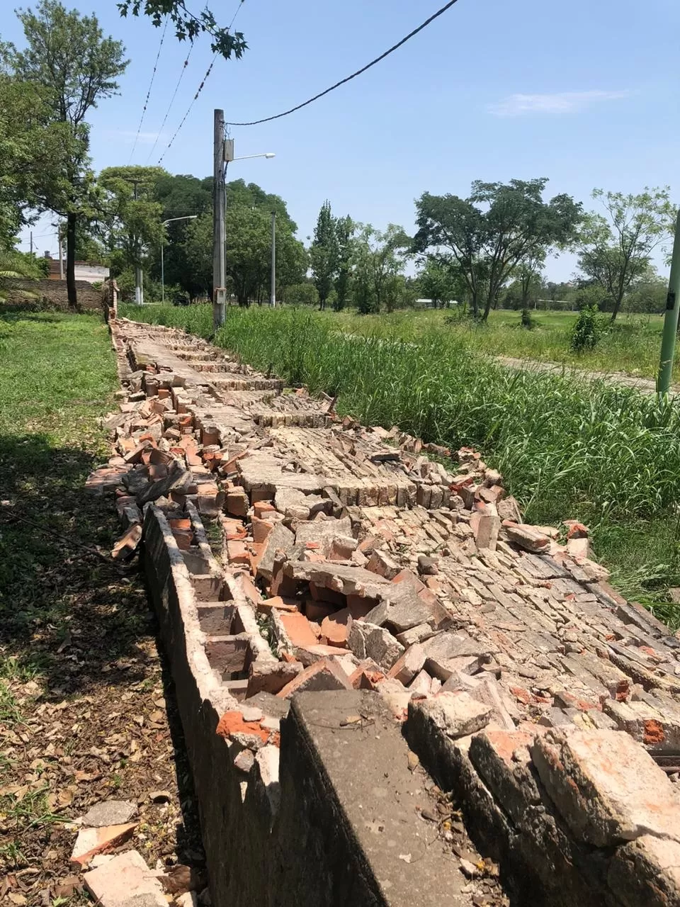 DERRUMBE. La pared se cayó y dejó escombros en el Hogar.  