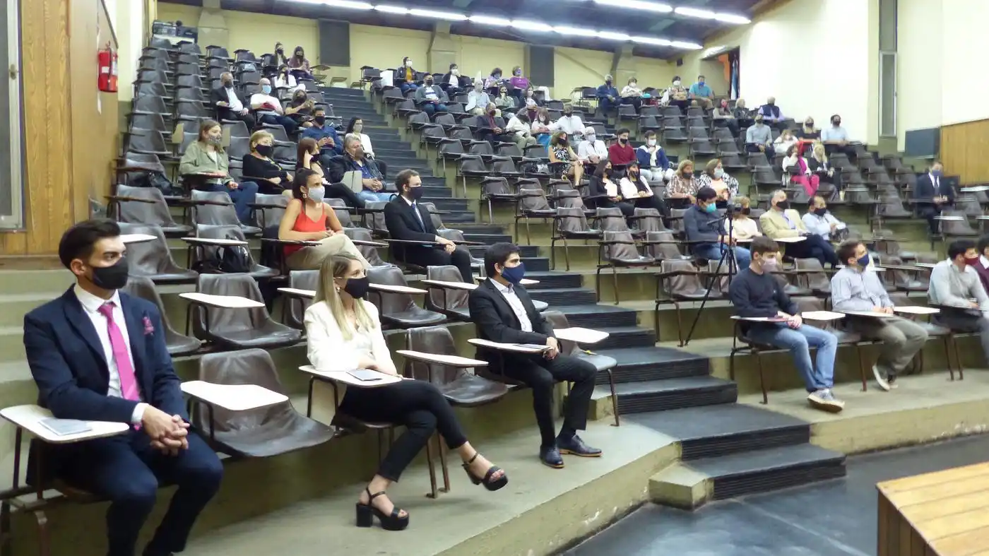 EN EL AUDITORIO. Entrega de diplomas. Foto: Prensa Facultad de Ciencias Económicas UNT
