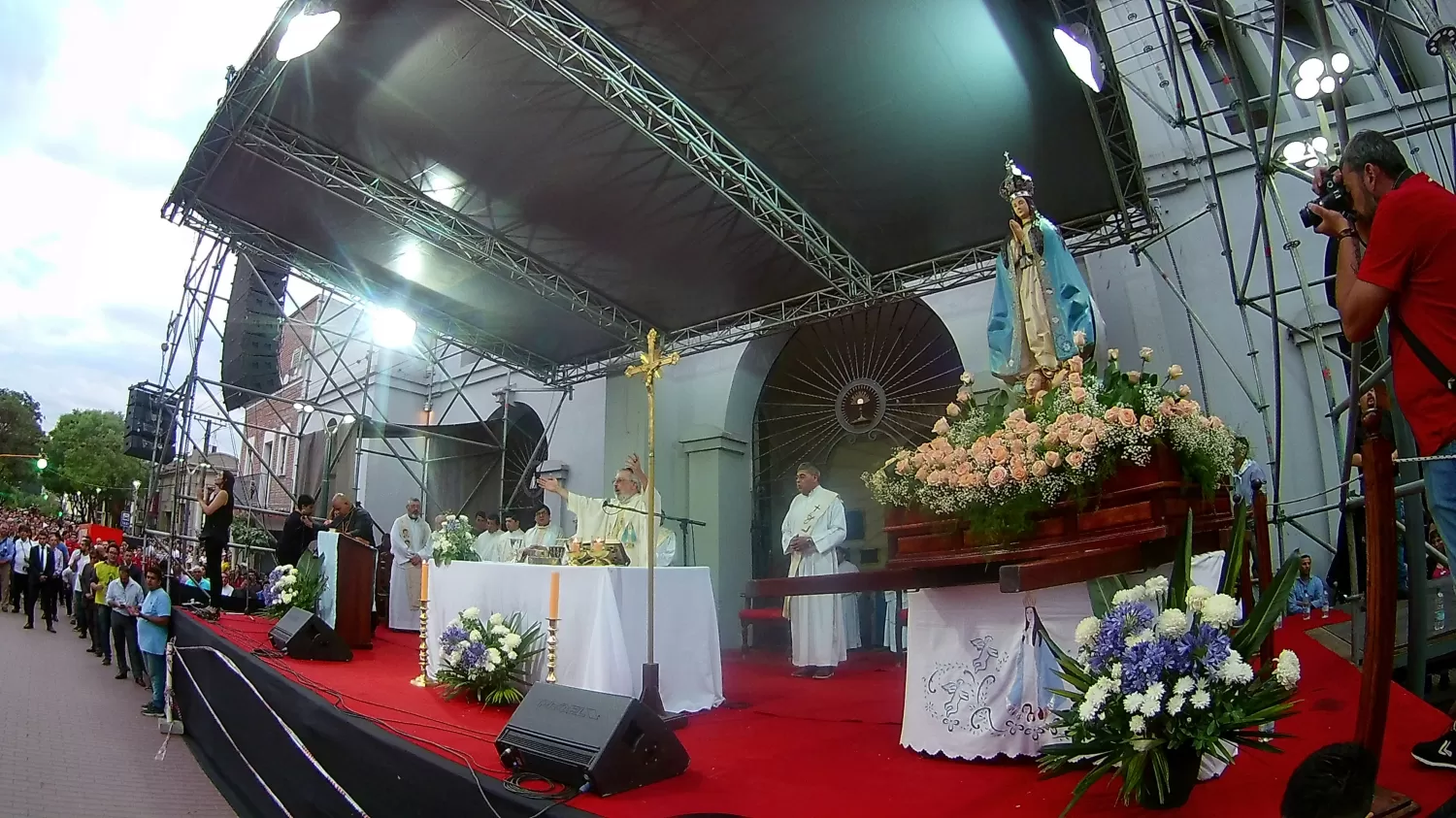 AL ENCUENTRO DE SUS FIELES. La imagen de la Virgen recorrerá distintas iglesias para recibir los pedidos y rezos de la comunidad católica tucumana. 