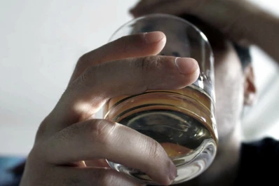 Descubren por qué las personas pierden el equilibrio cuando toman alcohol