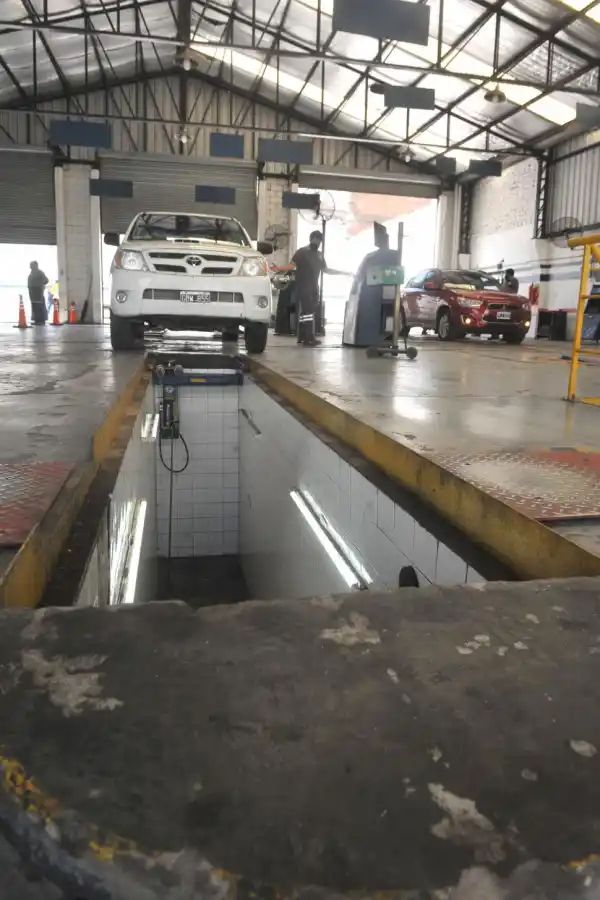 FOSO. Una camioneta apunto de ingresar al foso del taller de la VTV.