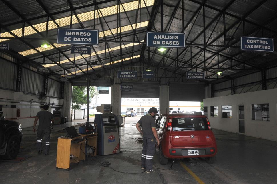 INSPECCIÓN. Uno de los empleados de la planta de Verificación Técnica Vehicular (VTV) de la calle Saavedra al 457 controla el estado de auto pequeño. 