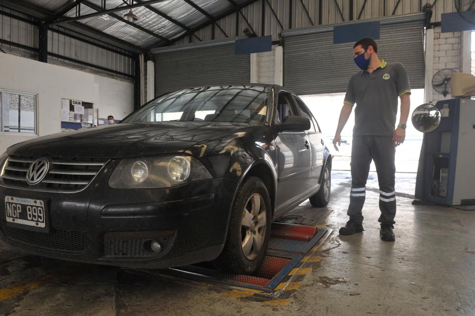 CONTROL. Un técnico observa un auto en inspección. Entre otras cosas, realizará un alineado y balanceo.