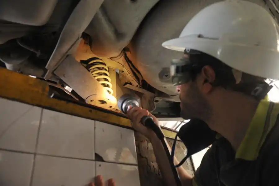 MINUCIOSO. Un inspector revisa con cuidado los detalles de un vehículo. 