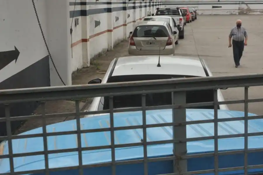 ESPERA. La fila de autos que agurdan su turno en la plata de la calle Saavedra. Luego demorarán media hora.