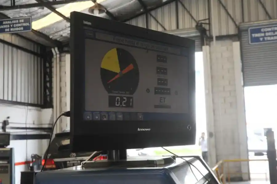 PARÁMETRO. El chequeo de autos precisa mediciones con computadora.