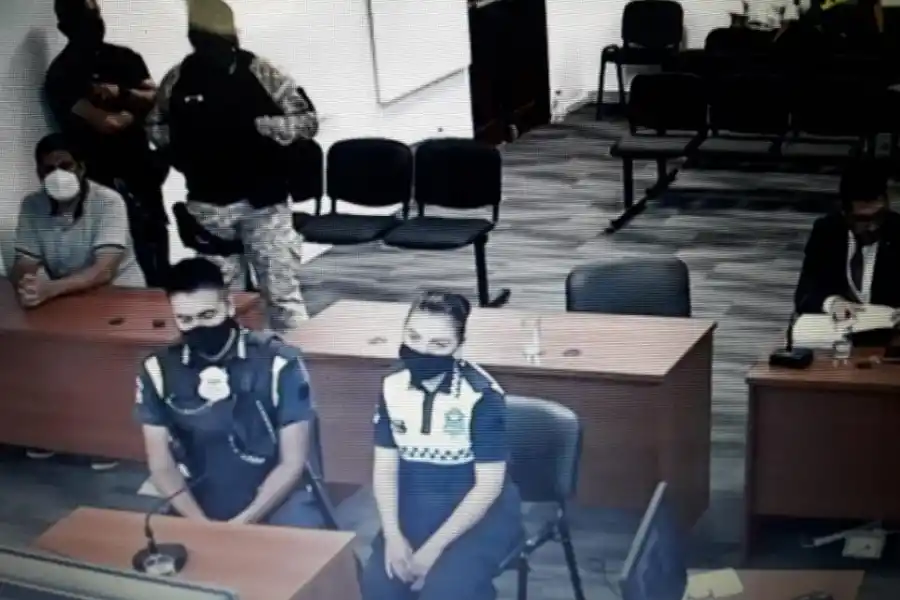 TESTIGOS. Los policías que asistieron a la víctima durante su declaración.