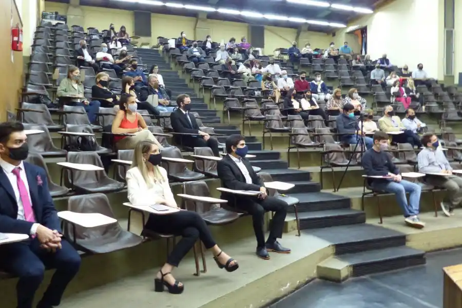 EN EL AUDITORIO. Entrega de diplomas. Foto: Prensa Facultad de Ciencias Económicas UNT