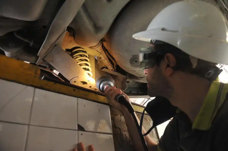 MINUCIOSO. Un inspector revisa con cuidado los detalles de un vehículo. 