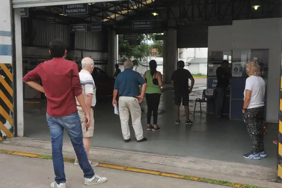 POR VENTANILLA. Una fila para presentar documentación y pagar.