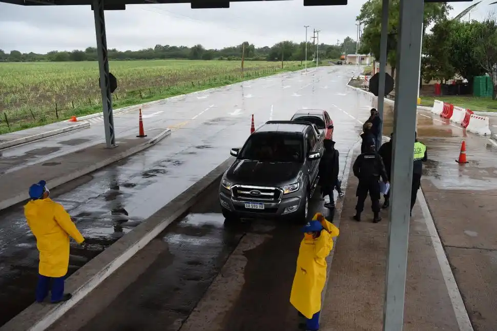 TRIPLE CONTROL. Personal policial, sanitario y fitosanitario revisa autos 