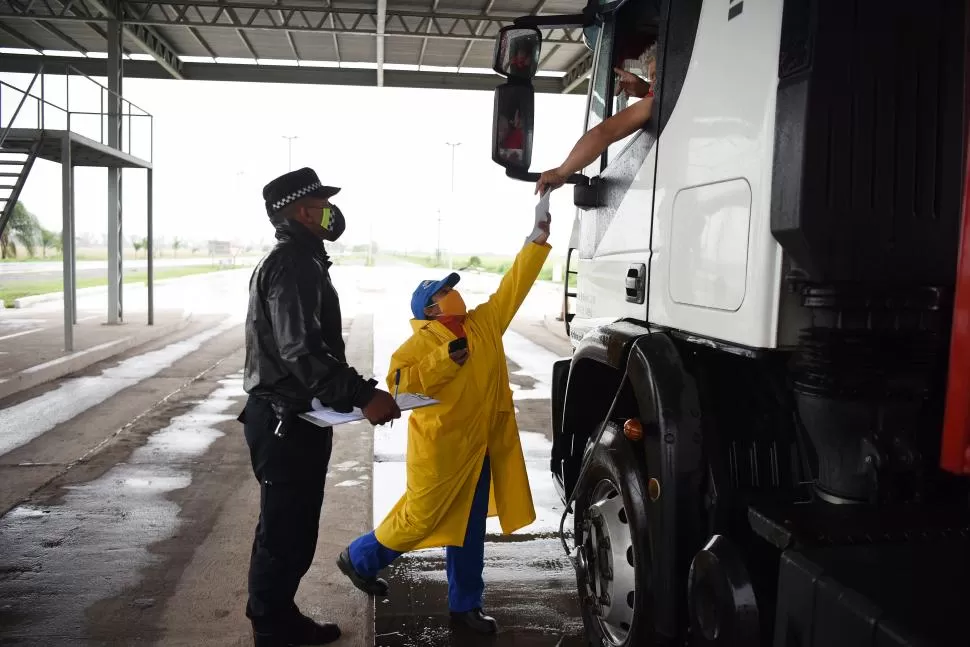 CAMIONES. La circulación del transporte de cargas es fluida en el límite.