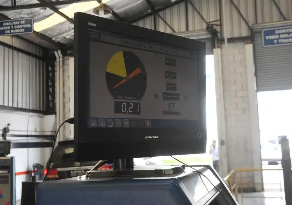 PARÁMETRO. El chequeo de autos precisa mediciones con computadora.