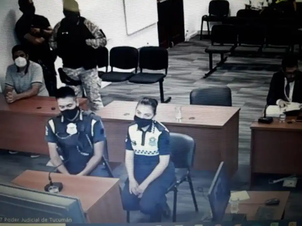 TESTIGOS. Los policías que asistieron a la víctima durante su declaración.