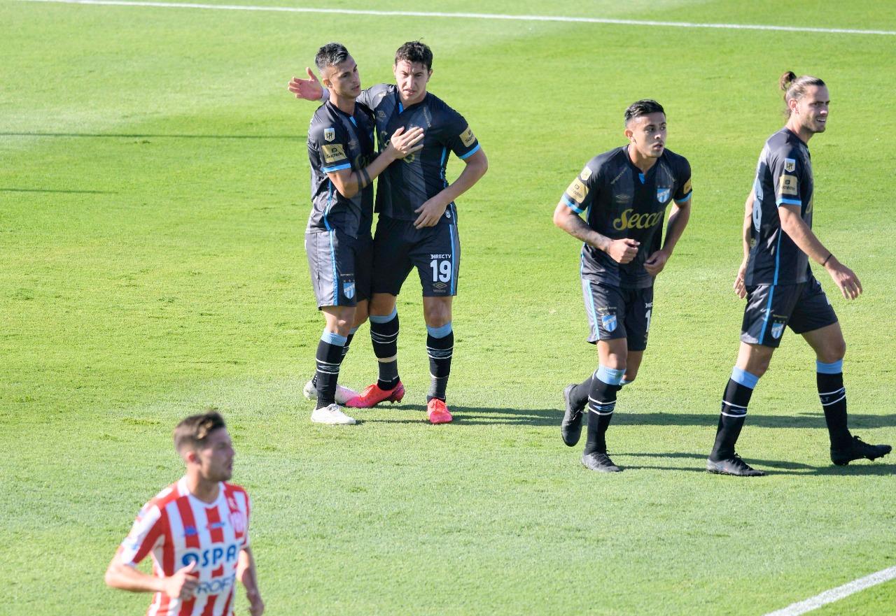 El goleador Augusto Lotti festeja su segundo gol.