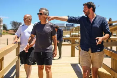 Macri visitó las playas de Pinamar y jugó al pádel con el intendente