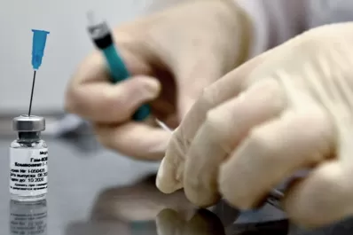 Aconsejan no tomar alcohol hasta 42 días después de vacunarse con la Sputnik V