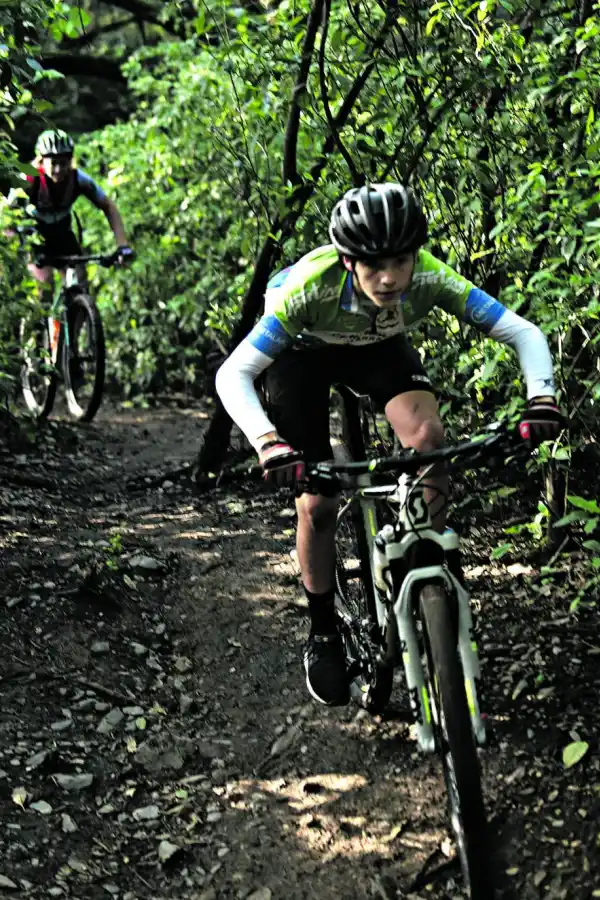 COMO EN LAS CARRERAS. Las competencias locales están suspendidas. En las sendas se dan algunas persecuciones de los bikers que “juegan” a competir.