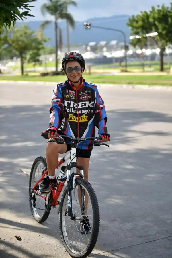 EQUIPAMIENTO. Casco, guantes, anteojos, campera rompevientos y zapatillas adecuadas es el equipamiento básico para pedalear con comodidad y seguridad. 