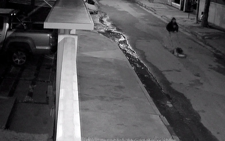ROBO. Un asaltante escapa corriendo con una cortadora de césped. captura de video