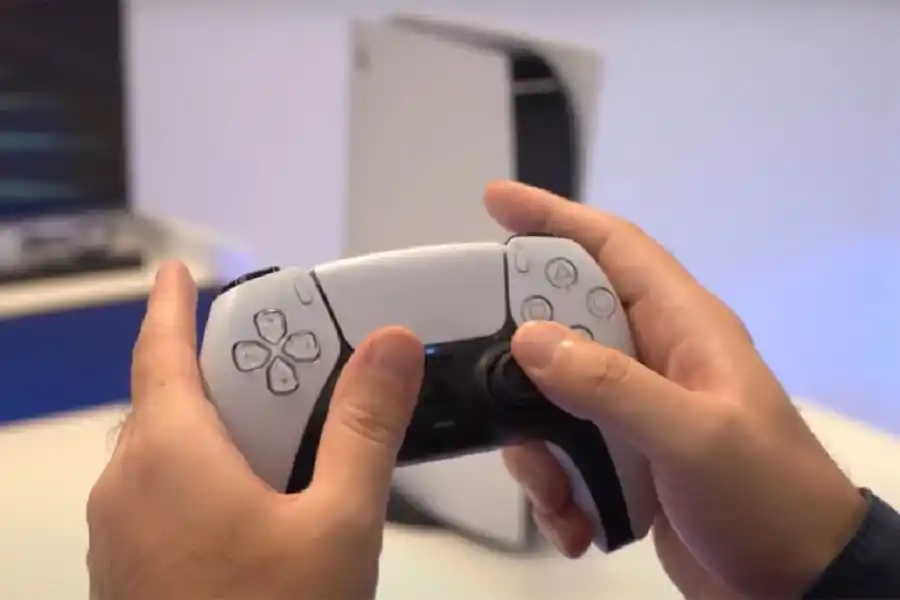 NOVEDAD. El nuevo joystick DualSense cuenta con gatillos adaptativos y con respuesta háptica para sentir la tensión y el ambiente en tus manos.
