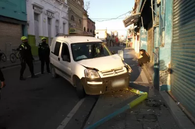 Un conductor chocó contra un poste de luz en 24 de Septiembre al 100