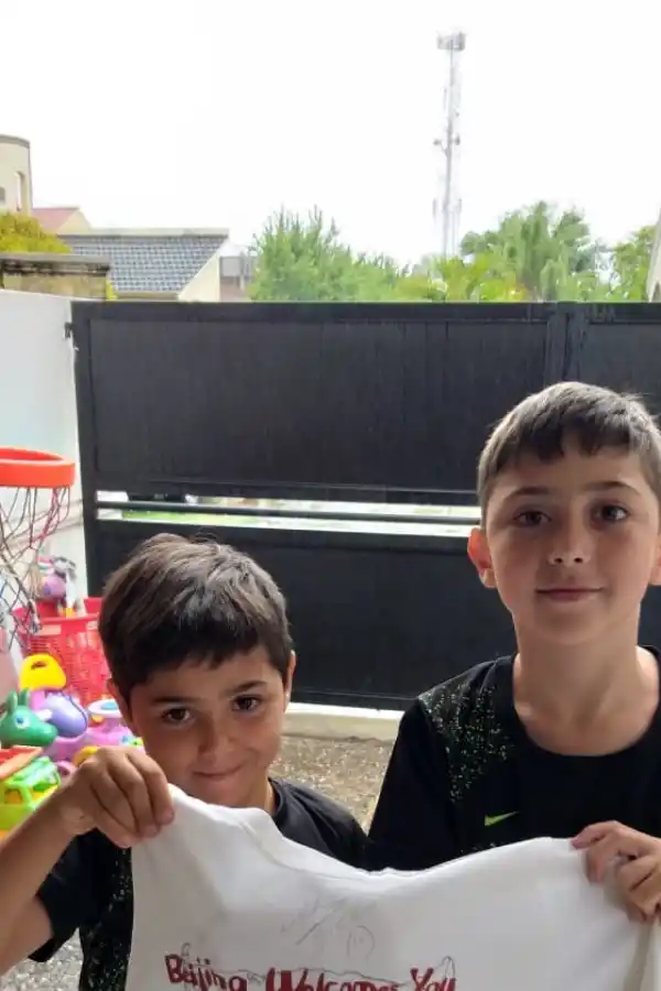 RECUERDO. Santiago y su hermano, con una remera que les firmó Diego. 