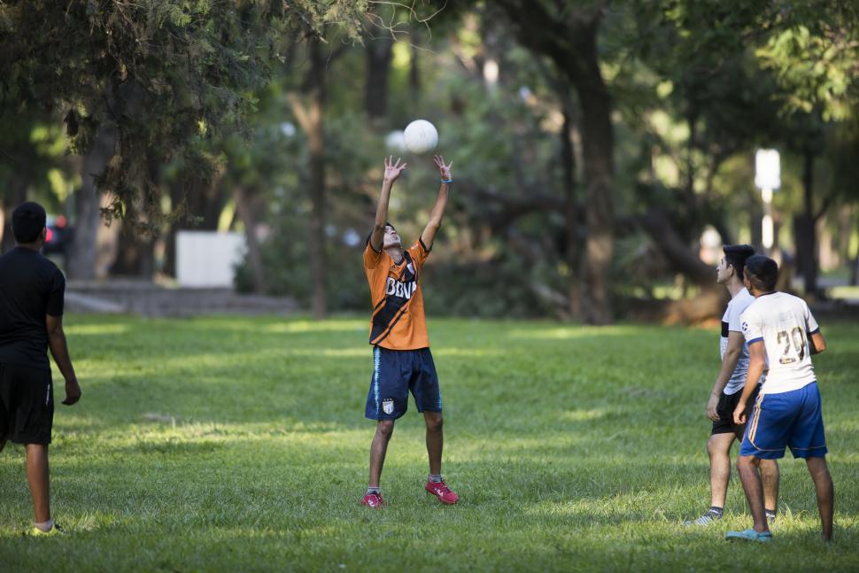 EN EL PARQUE. El fútbol reapareció en el principal pulmón de la ciudad.  