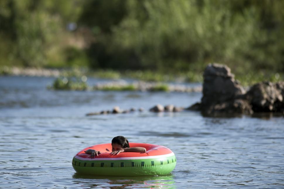 CÓMODO, FRESCO Y ESPIANDO. La imagen de un nadador en el río.  
