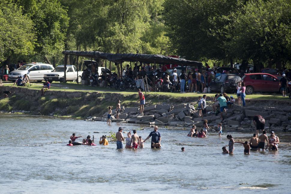 A LA SOMBRA Y EN EL AGUA. Bañistas en el río Salí, mitigando el calor.  
