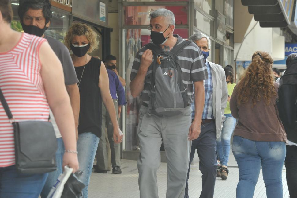 COMPRAS. Salud solicitó no salir en grupos para reducir los riesgos. 