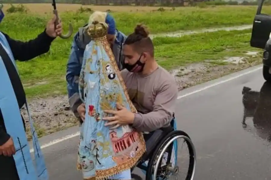 En silla de ruedas llegó hasta el límite con Catamarca para agradecer a la Virgen del Valle