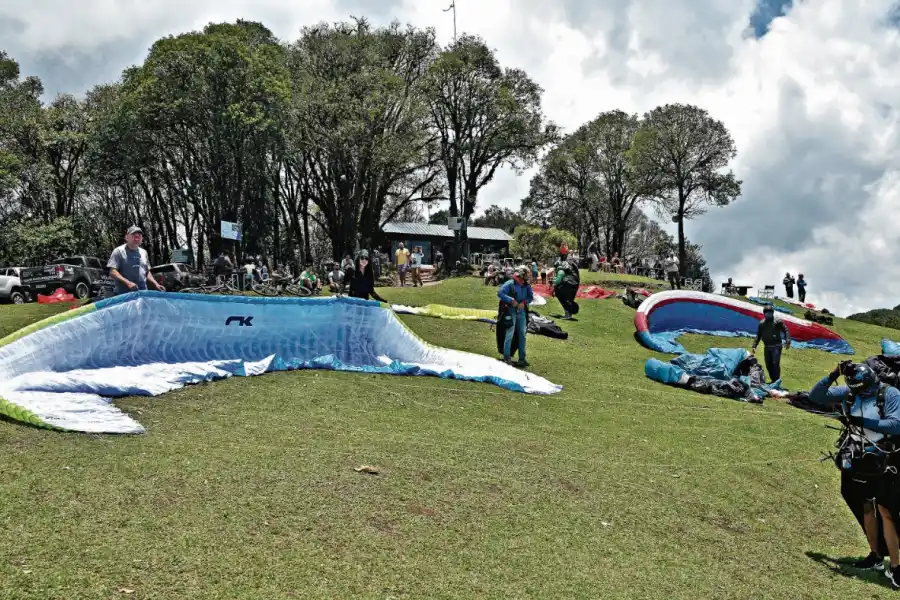 DE DISTINTAS PROVINCIAS. El encuentro celebrado ayer en Tucumán reunió a deportistas locales, del NOA y de Córdoba, que aprovecharon el levantamiento de las restricciones para viajar.