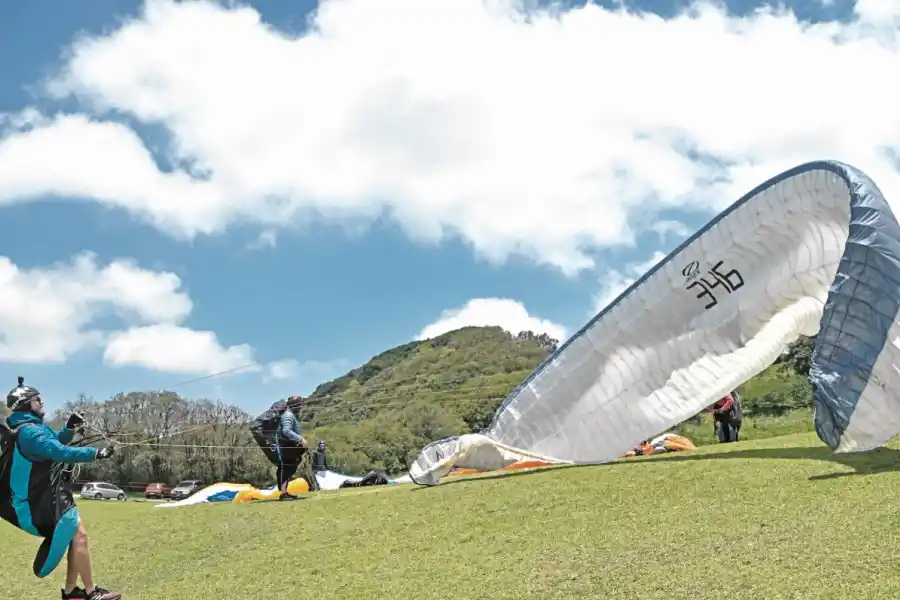 EN PLENO TRAJÍN. La preparación para alzar vuelo en el cerro San Javier requiere de una serie de pasos precisos y seguros.