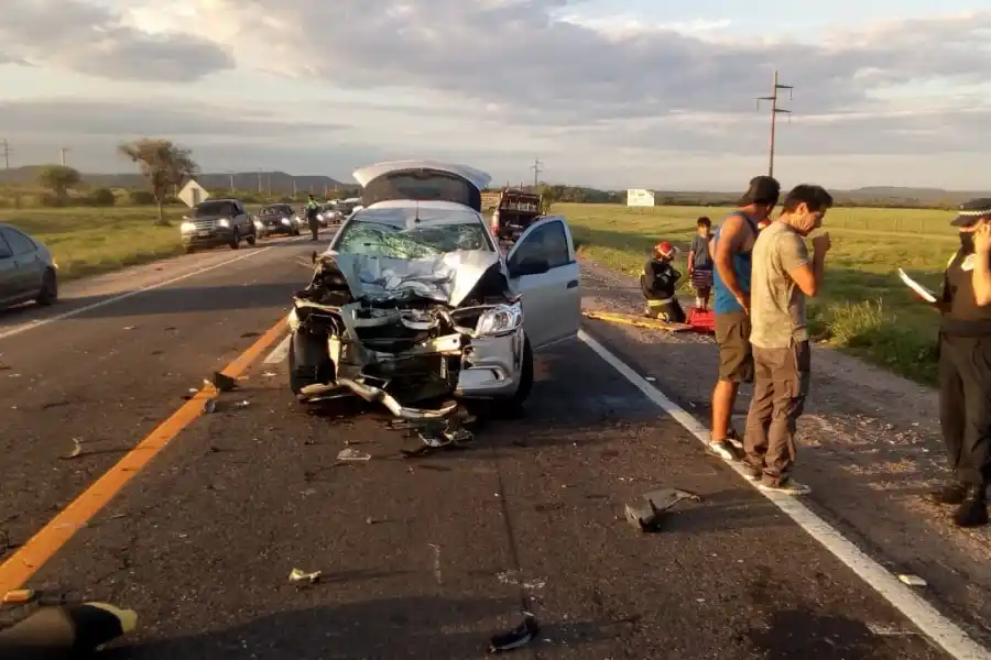 Seis heridos en un violento choque en Ticucho