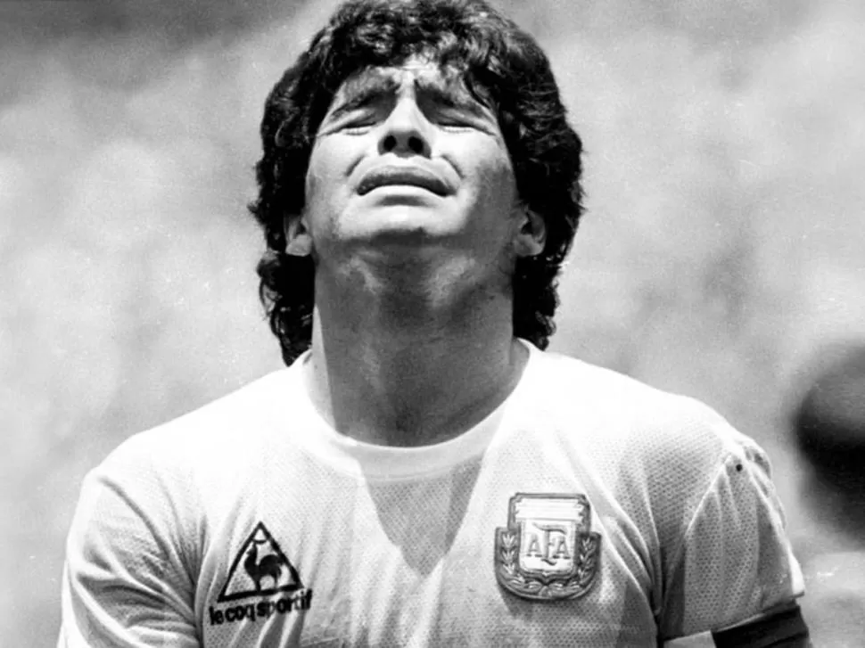 LA FIGURA INALTERABLE. Muchos de los atributos futbolísticos de Maradona inspiran para enseñar el ABC con la pelota.