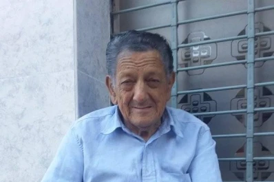 Don Arias vende lo poco que tiene en la calle y generó una movida solidaria en las redes