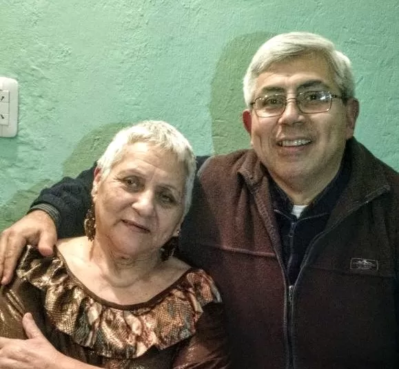 AGRADECIDO. El padre Dante Gómez junto a su madre Esther.  