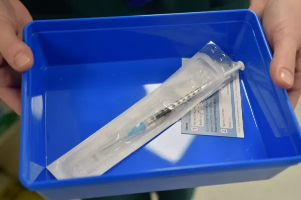 La Unión Europea aprobó el uso de la vacuna de Pfizer/BioNTech contra covid-19