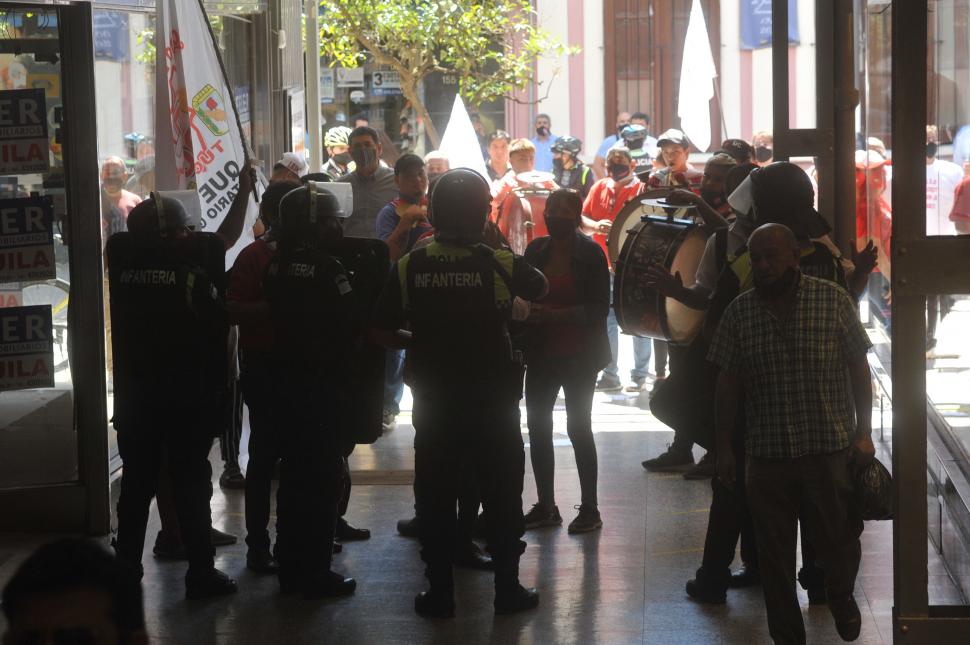 OPERATIVO. La Policía evitó que la manifestación entre en las galerías. 