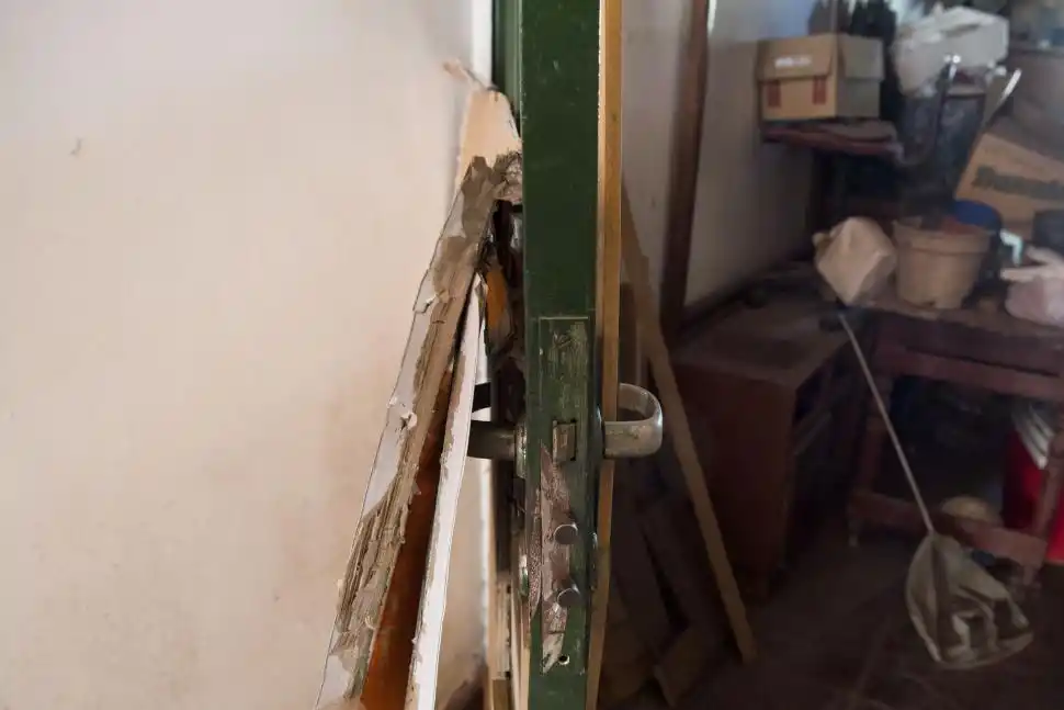 DESTROZOS. Las puertas fueron forzadas con barretas metálicas. 