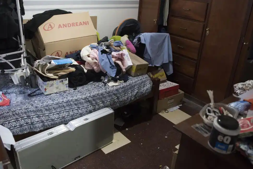 DESORDEN. Los delincuentes vaciaron los placares en busca de dinero.