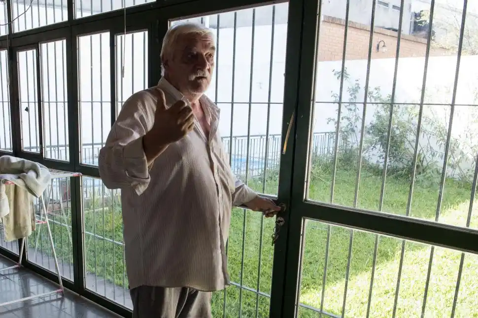 ENTRADA. La víctima muestra otra de las puertas que le rompieron.