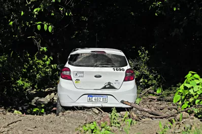 Dos autos patinaron; uno cayó a un barranco de cuatro metros de profundidad
